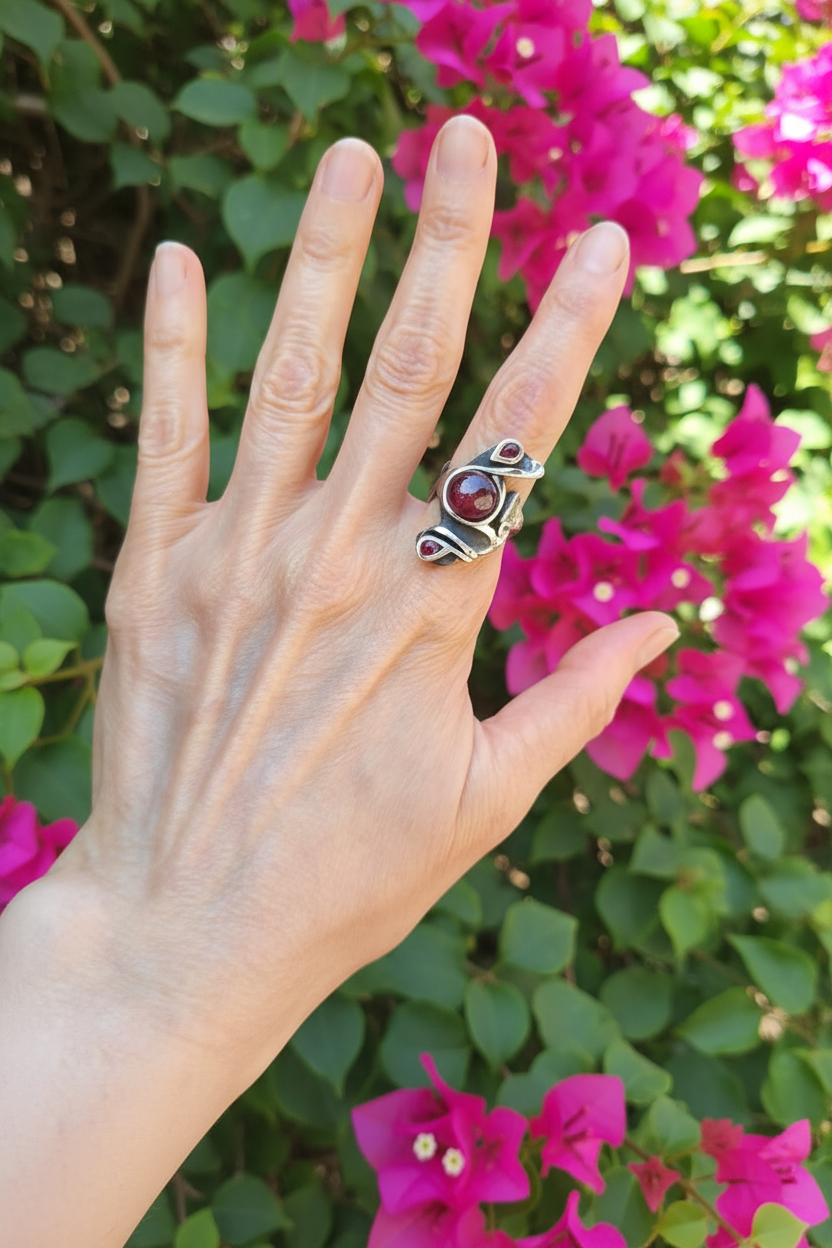 Einzigartiger Ring mit Rubin-Cabochon