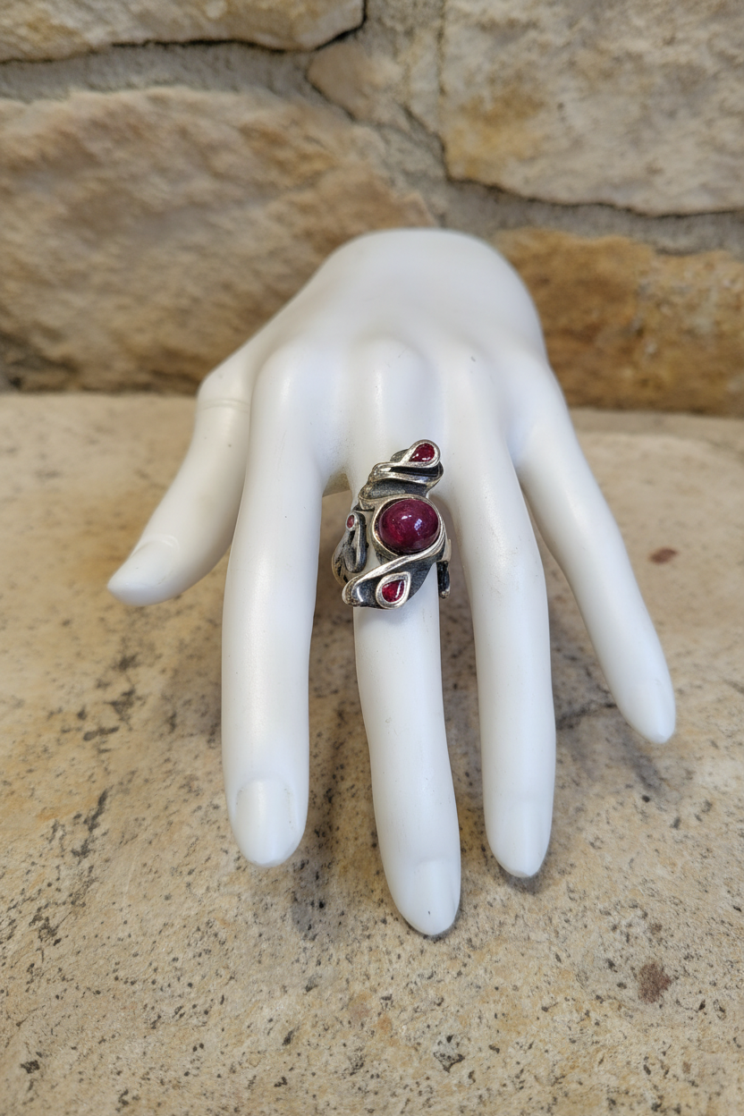 Einzigartiger Ring mit Rubin-Cabochon