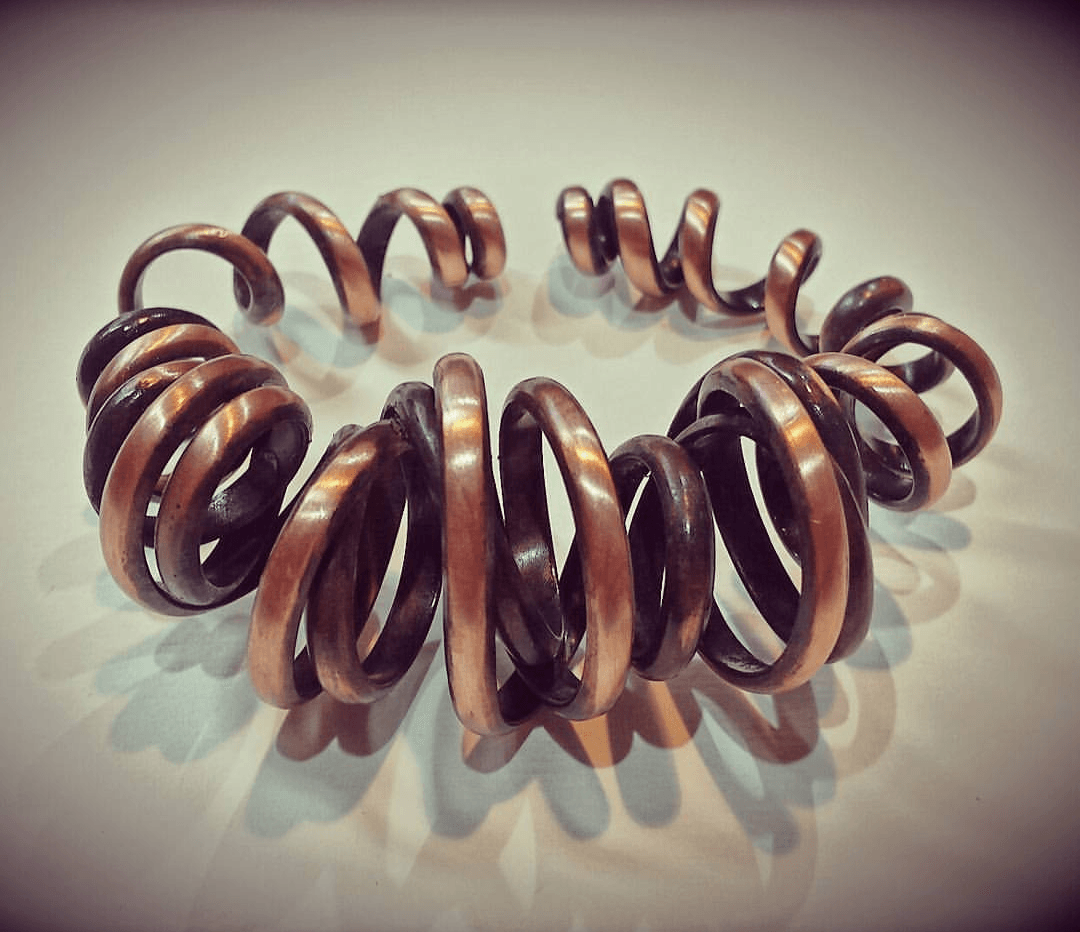 Brazalete de cobre de la colección Espiral, hecho a mano por Amparo Valencia. Joyería artesanal en Barcelona