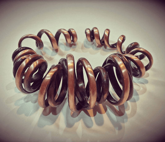 Primer plano de un brazalete de cobre perteneciente a la colección Espiral Cobre de Amparo Valencia