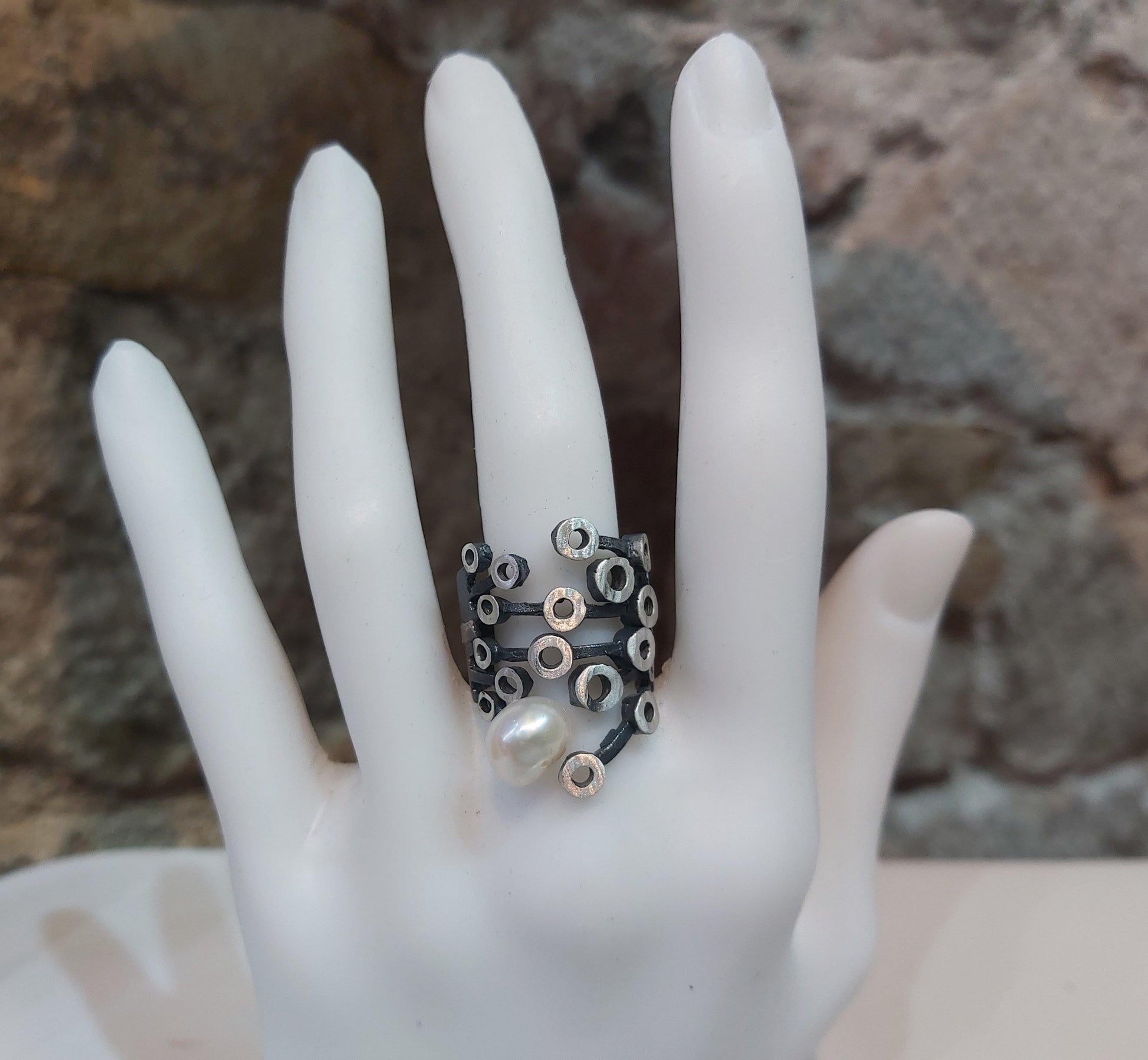 Anillo exclusivo de plata con perla cultivada, hecho a mano por Amparo Valencia. Joyería artesanal en Barcelona