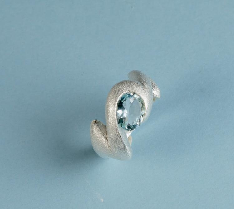 Anillo con Aguamarina natural  de la colección Aguamaria de Amparo Valencia Joyas