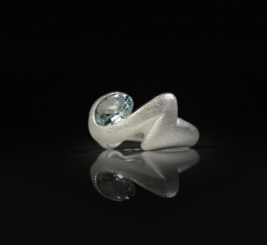 Primer plano de un anillo de plata perteneciente a la colección Aguamarina de Amparo Valencia