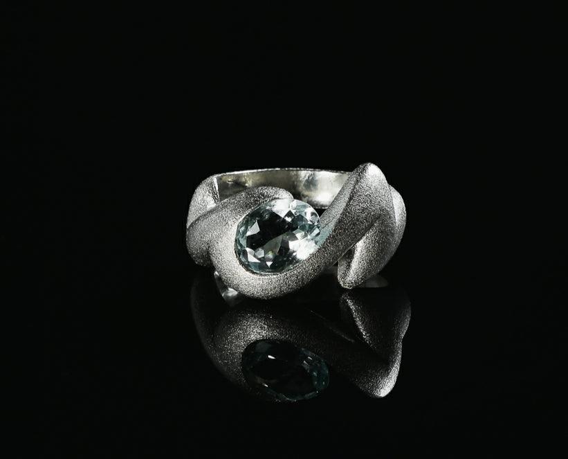 Primer plano de un anillo de plata perteneciente a la colección Aguamarina de Amparo Valencia
