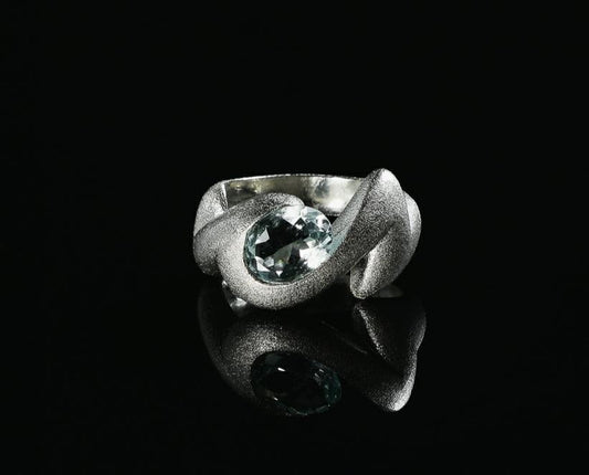 Primer plano de un anillo de plata perteneciente a la colección Aguamarina de Amparo Valencia