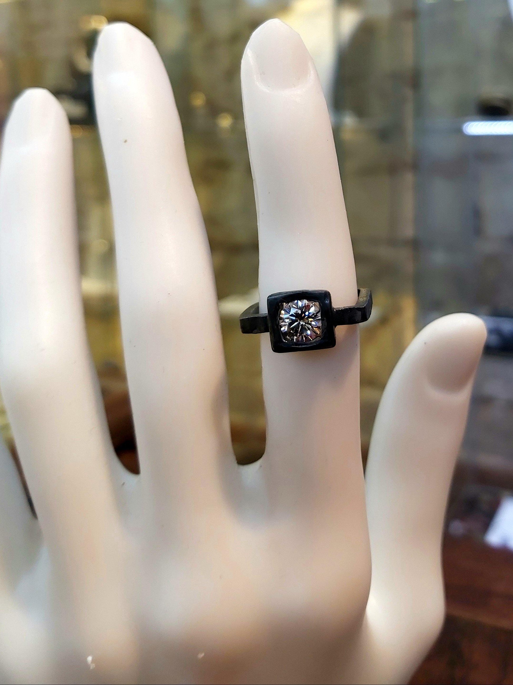 Anillo de plata cuadrado con zirconita - Amparo Valencia Joyas