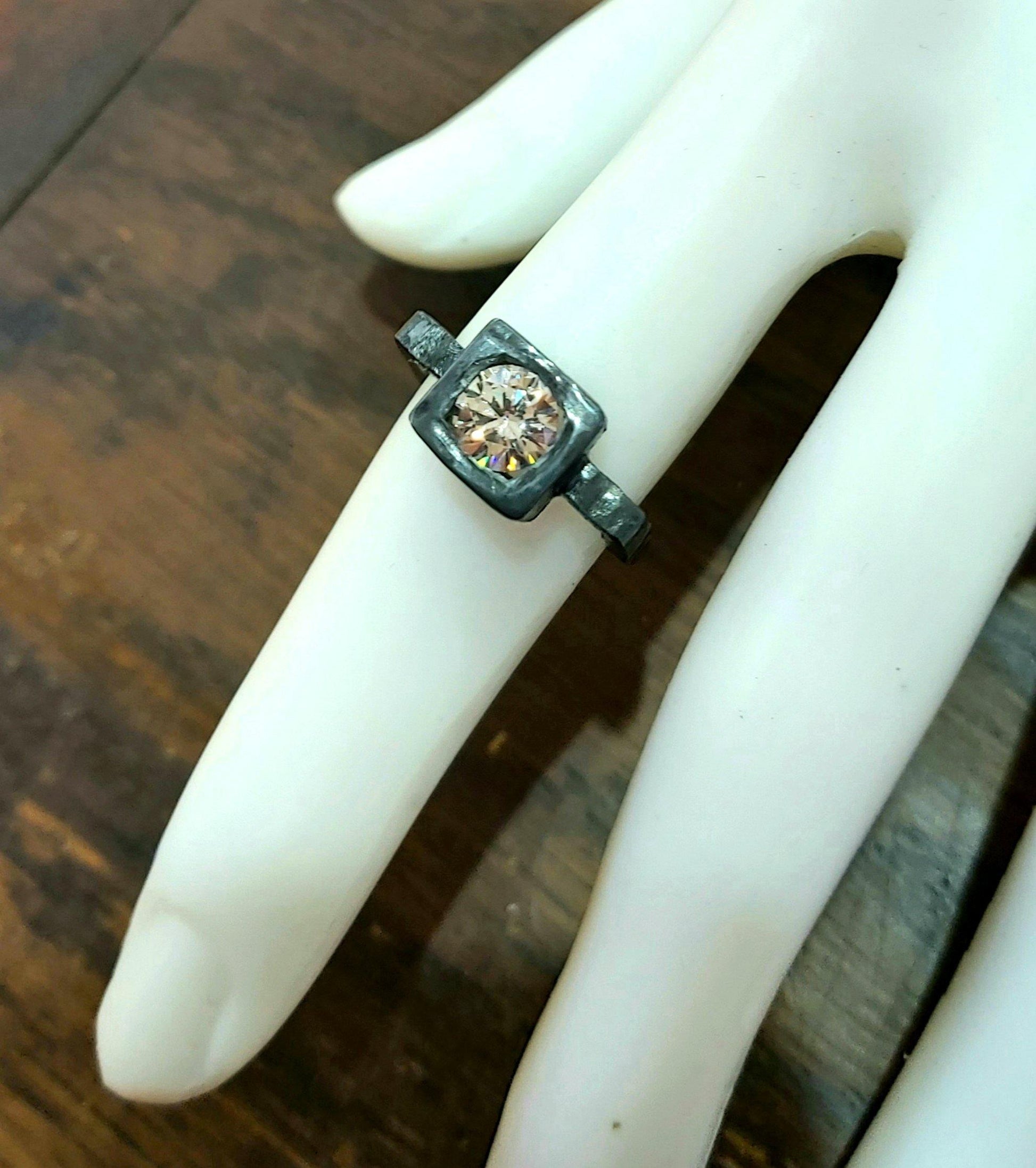 Anillo de plata cuadrado con zirconita - Amparo Valencia Joyas
