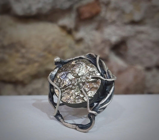 Anillo exclusivo de plata con pirita hecho a mano por Amparo Valencia. Joyería artesanal en Barcelona