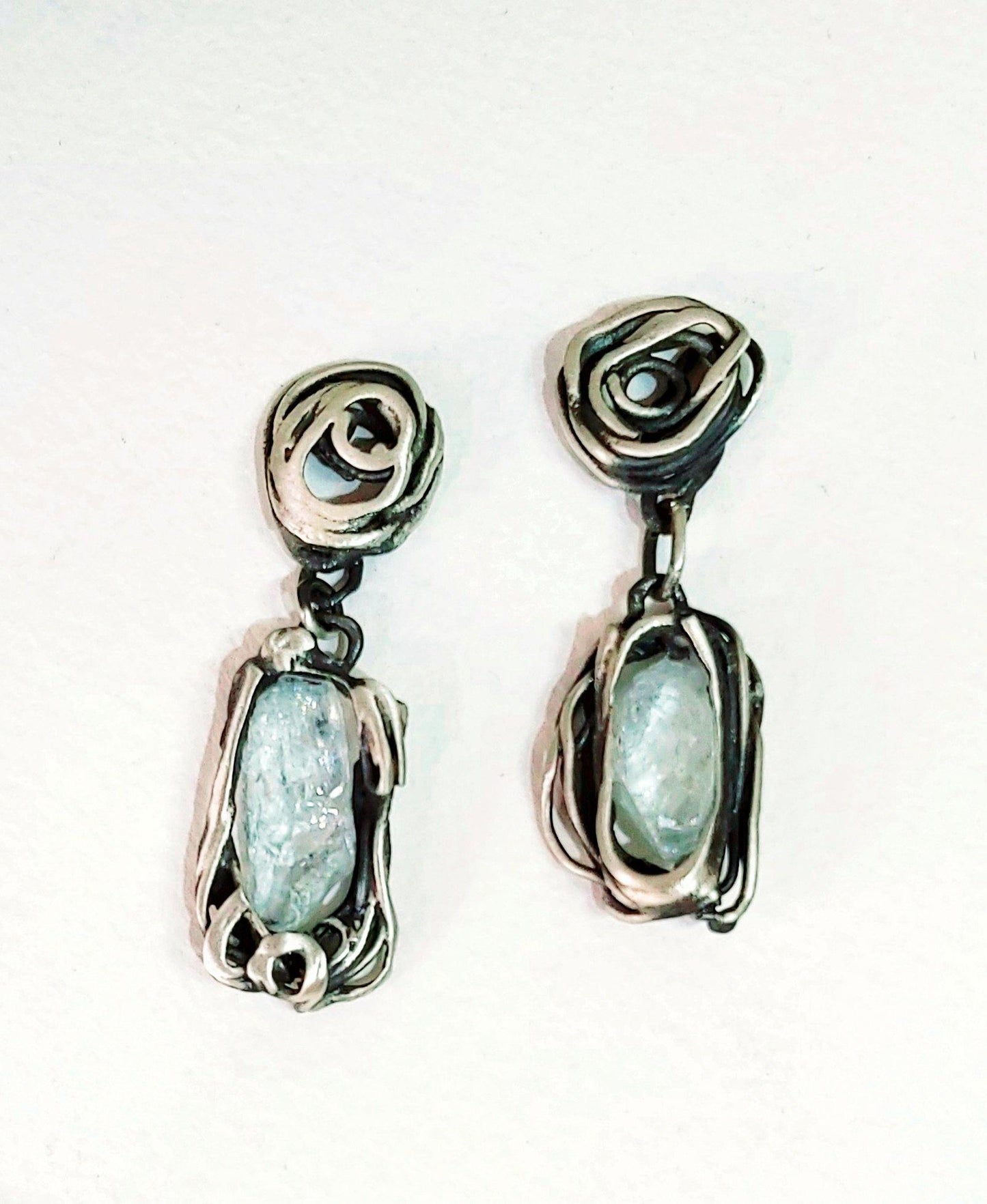Pendientes exclusivos de plata con aguamarina natural. Pendientes únicos hechos a mano por Amparo Valencia