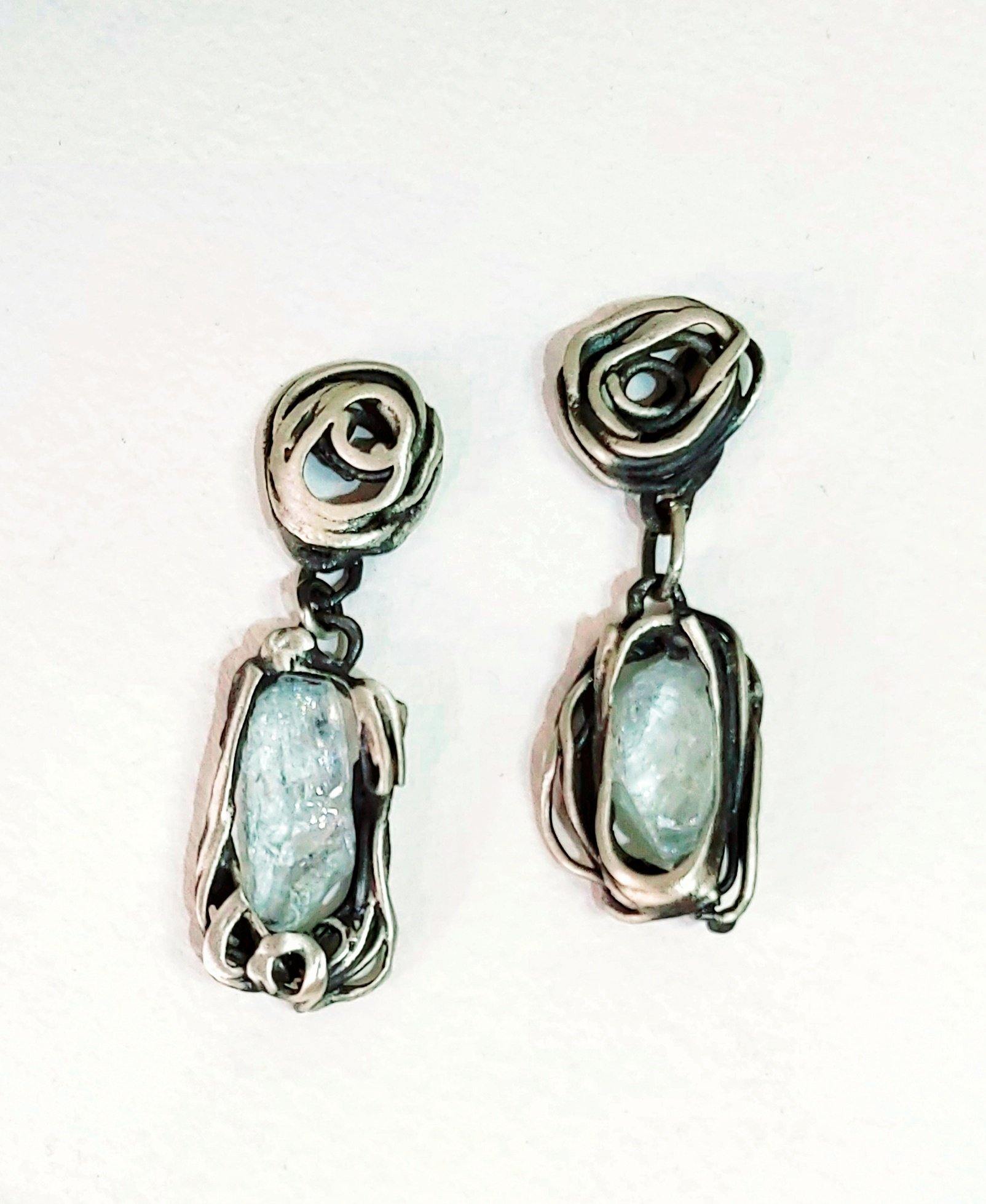 Pendientes exclusivos de plata con aguamarina natural. Pendientes únicos hechos a mano por Amparo Valencia