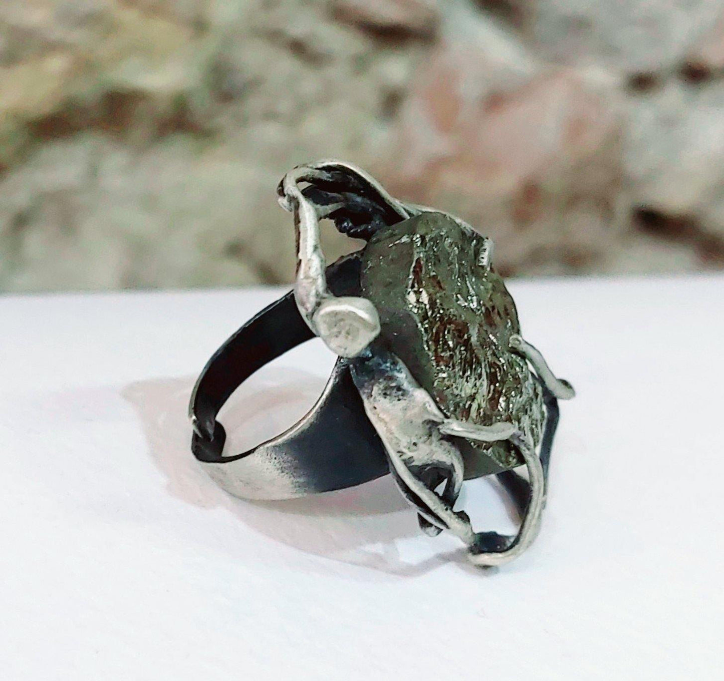 Anillo exclusivo de plata con pirita hecho a mano por Amparo Valencia. Joyería artesanal en Barcelona