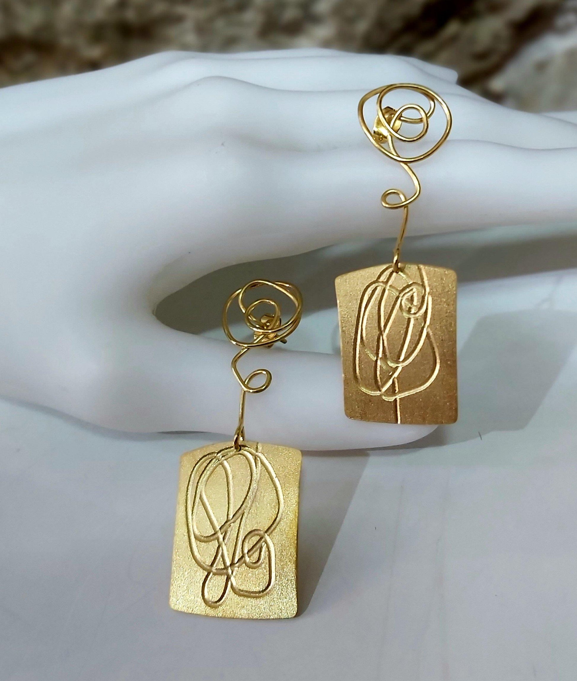 Pendientes mujer originales chapados en oro elaborados artesanalmente. Hechos a mano por Amparo Valencia