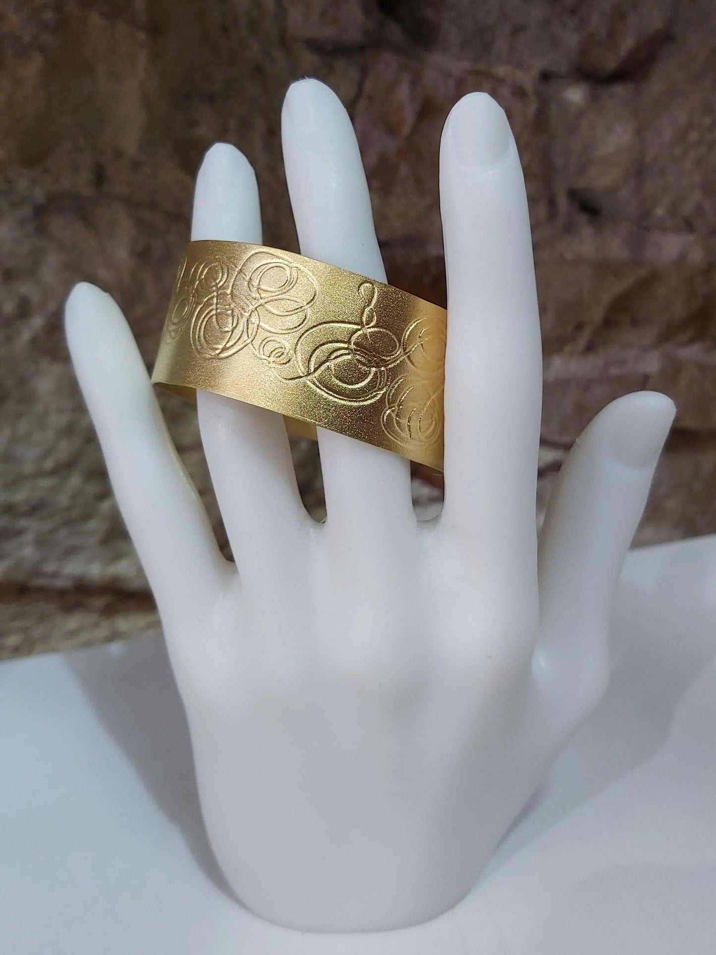 Brazalete exclusivo  chapado en oro con grabado original. Hecho a mano por Amparo Valencia. de la colección Trazos . Joyería artesanal en Barcelona