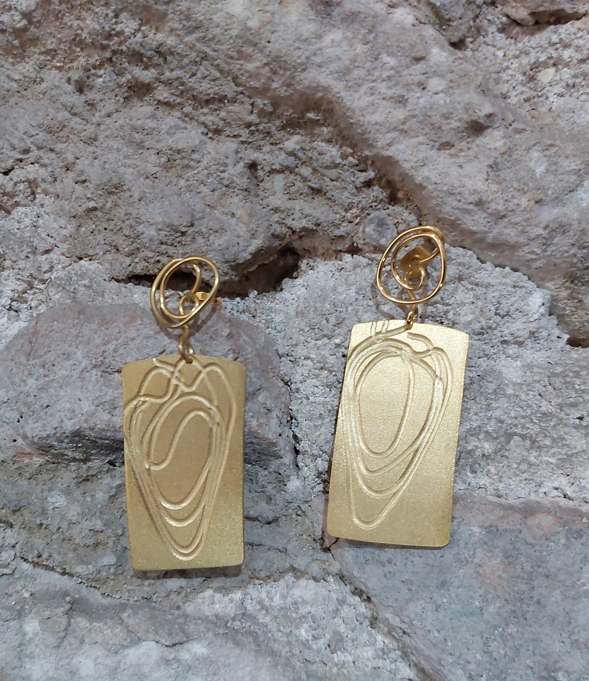 Pendientes exclusivos chapados en oro elaborados artesanalmente. Hechos a mano por Amparo Valencia