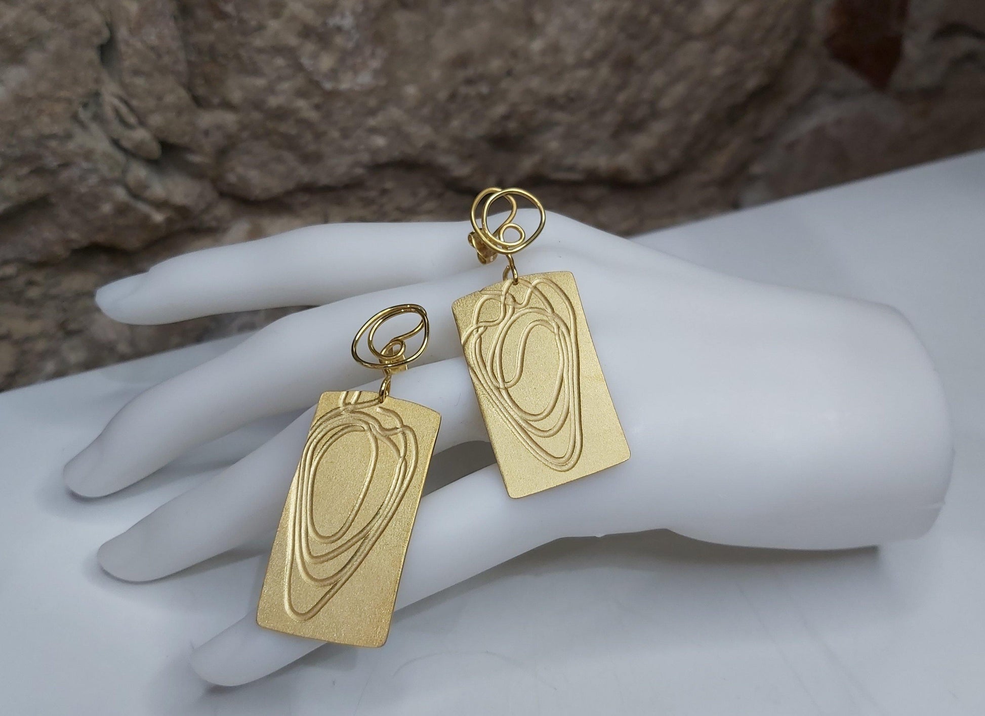 Pendientes exclusivos chapados en oro elaborados artesanalmente. Hechos a mano por Amparo Valencia