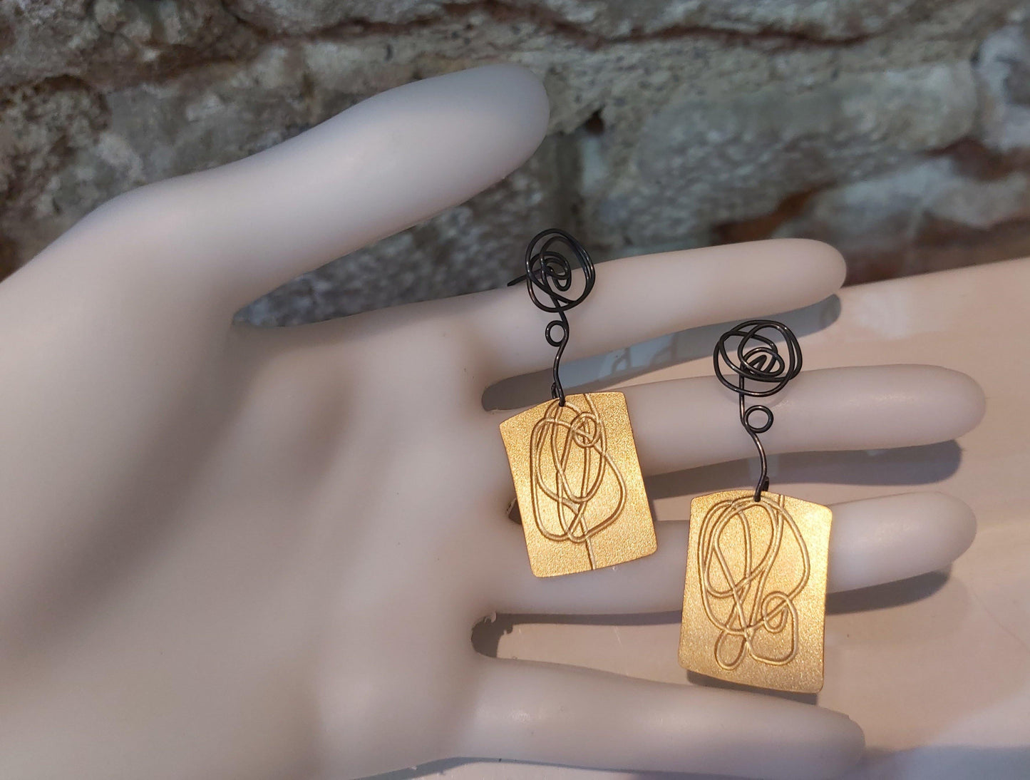 Pendientes mujer originales chapados en oro elaborados artesanalmente. Hechos a mano por Amparo Valencia
