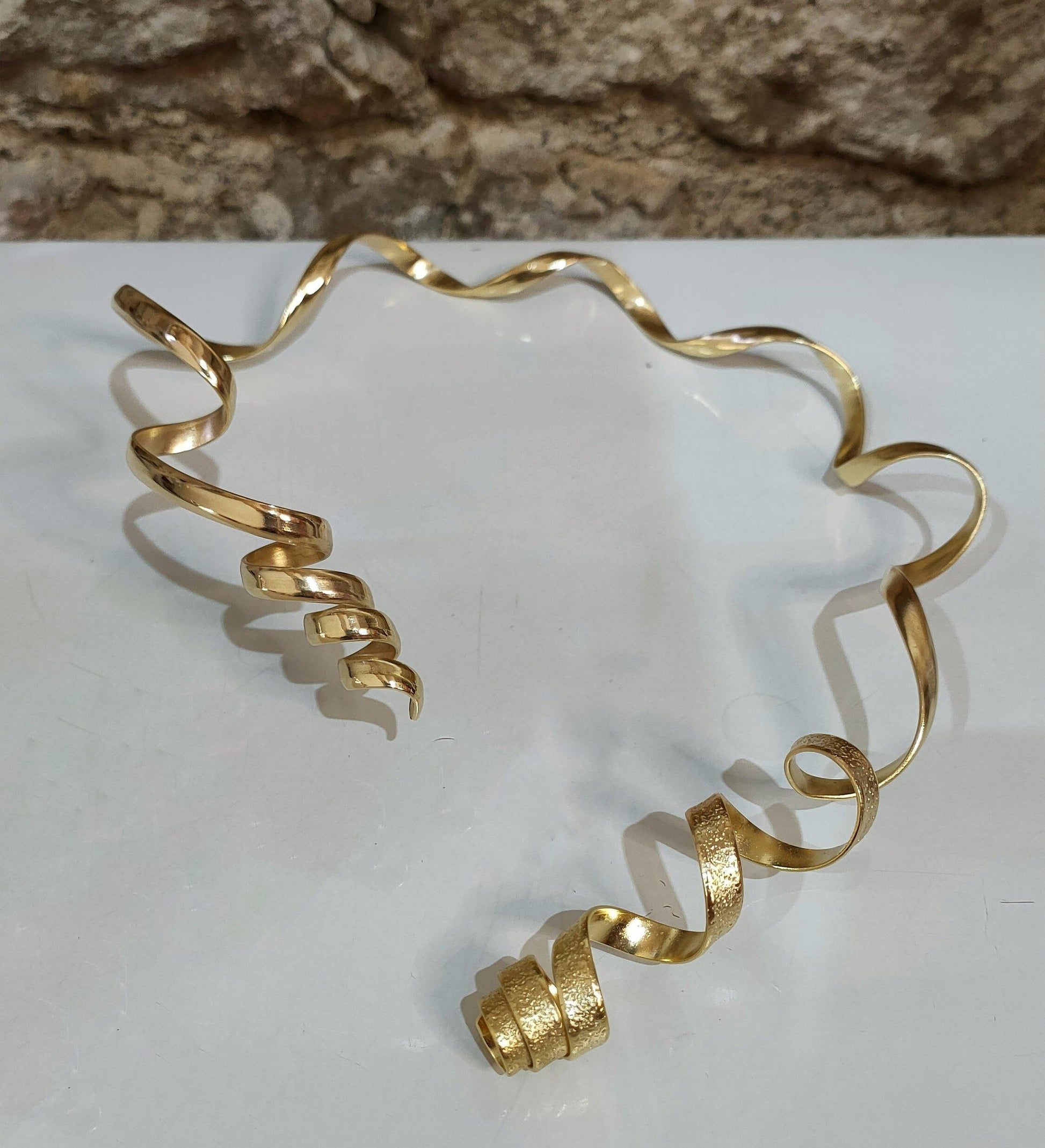 Collar rigido chapado en oro, hecho a mano. Jolleria artesanal de Amparo Valencia. 