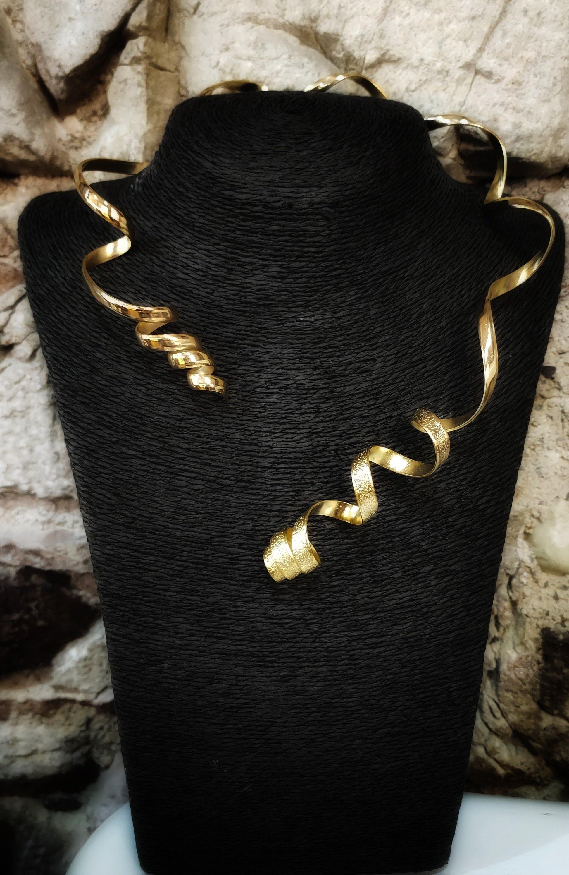 Collar rigido chapado en oro, hecho a mano. Jolleria artesanal de Amparo Valencia. Cada collar es diferente