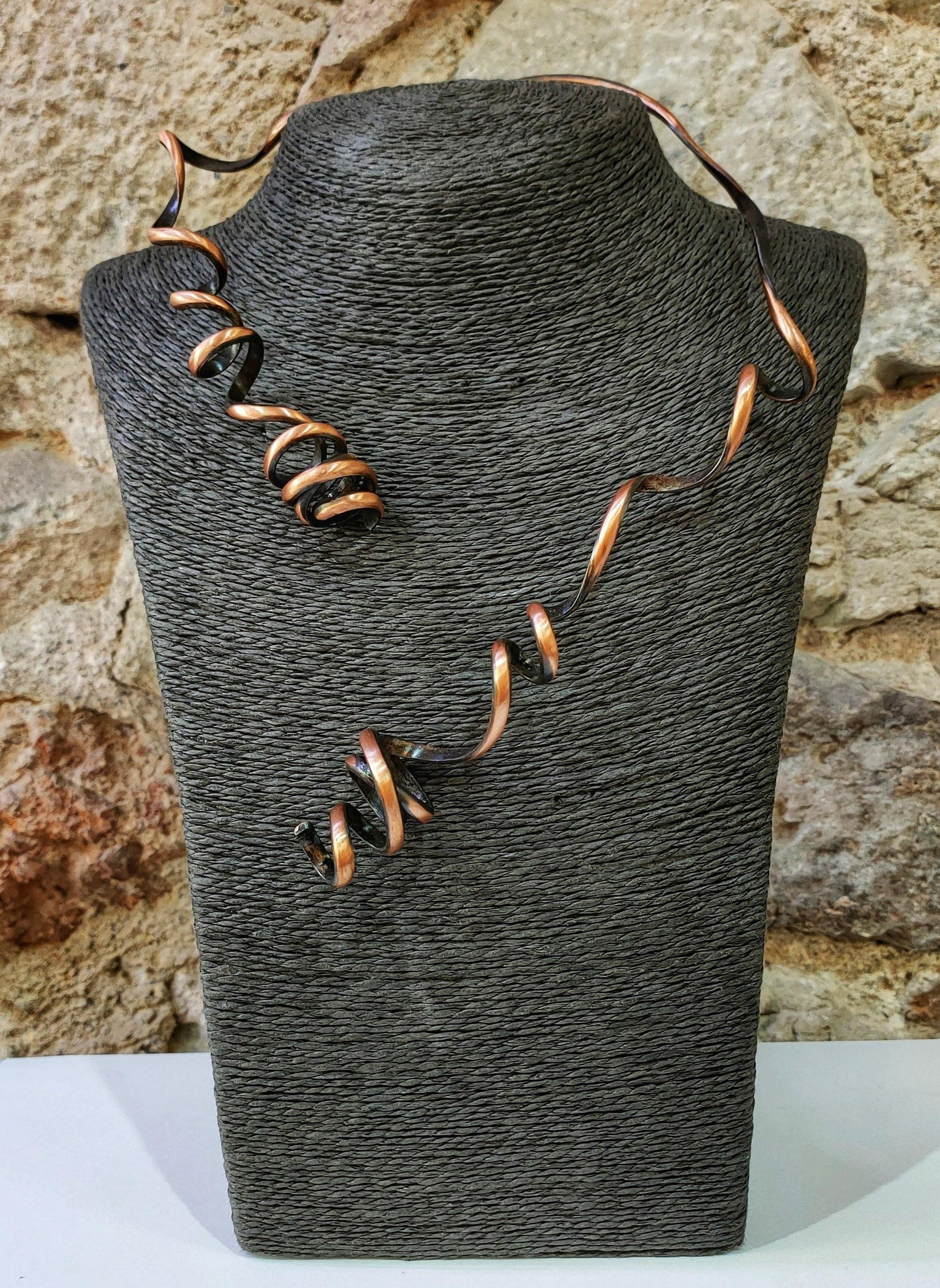 Collar de cobre rígido espiral. Hecho a mano,. Joyeria artesanal en Barcelona
