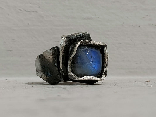 Primer plano del anillo de plata mate con una piedra luna azulada