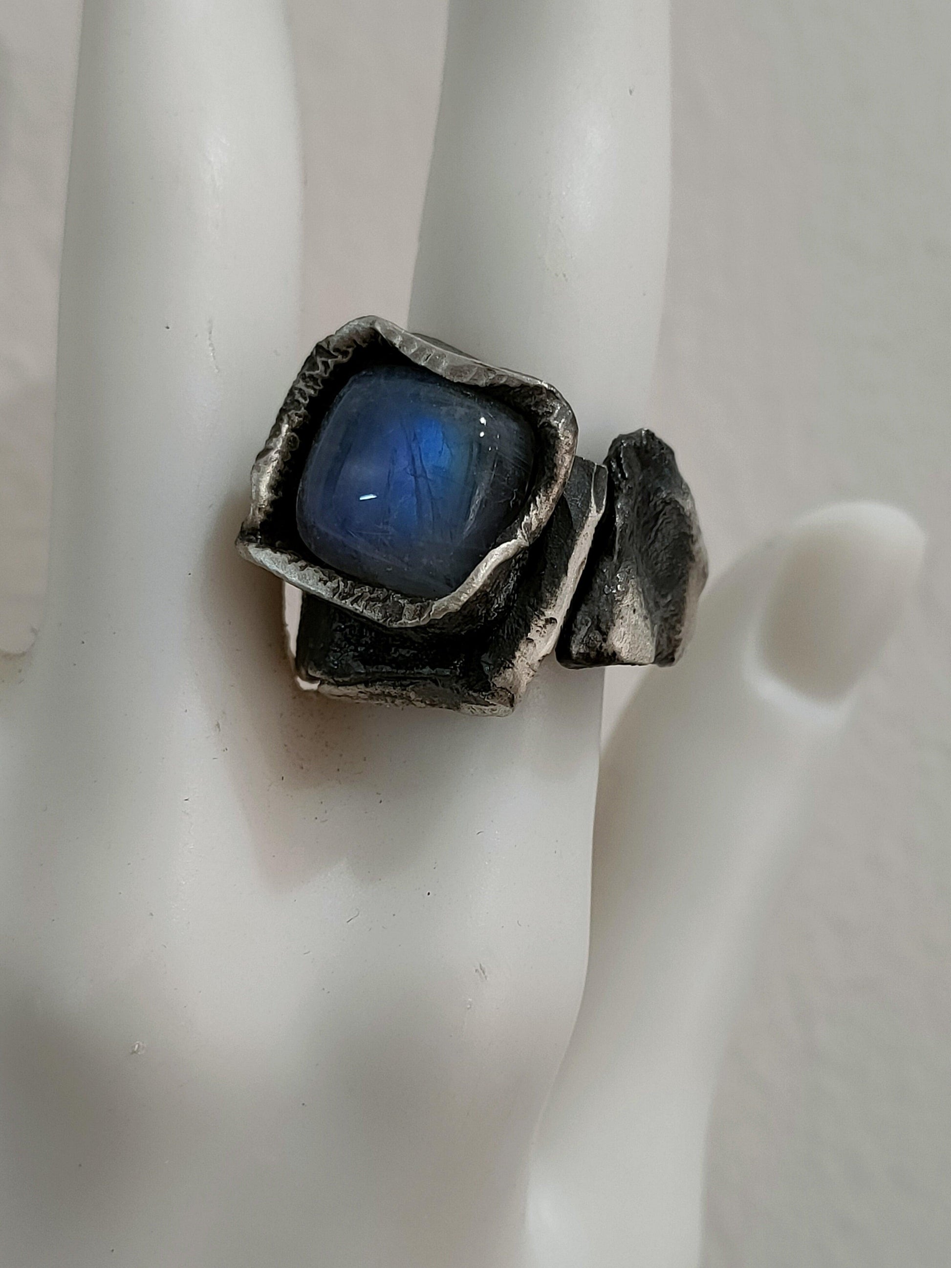 Anillo con piedra luna - Amparo Valencia Joyas