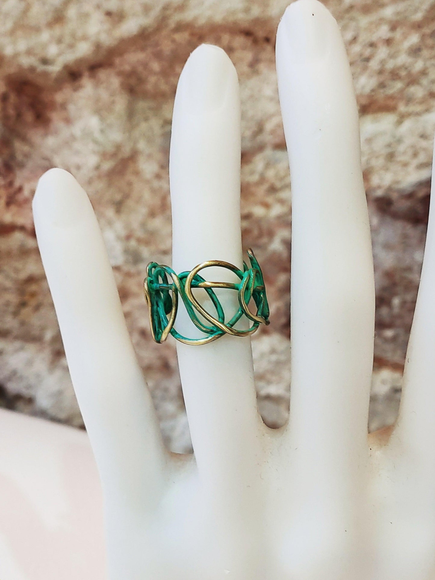 Primer plano de un anillo de bronze perteneciente a la colección Redes de Amparo Valencia
