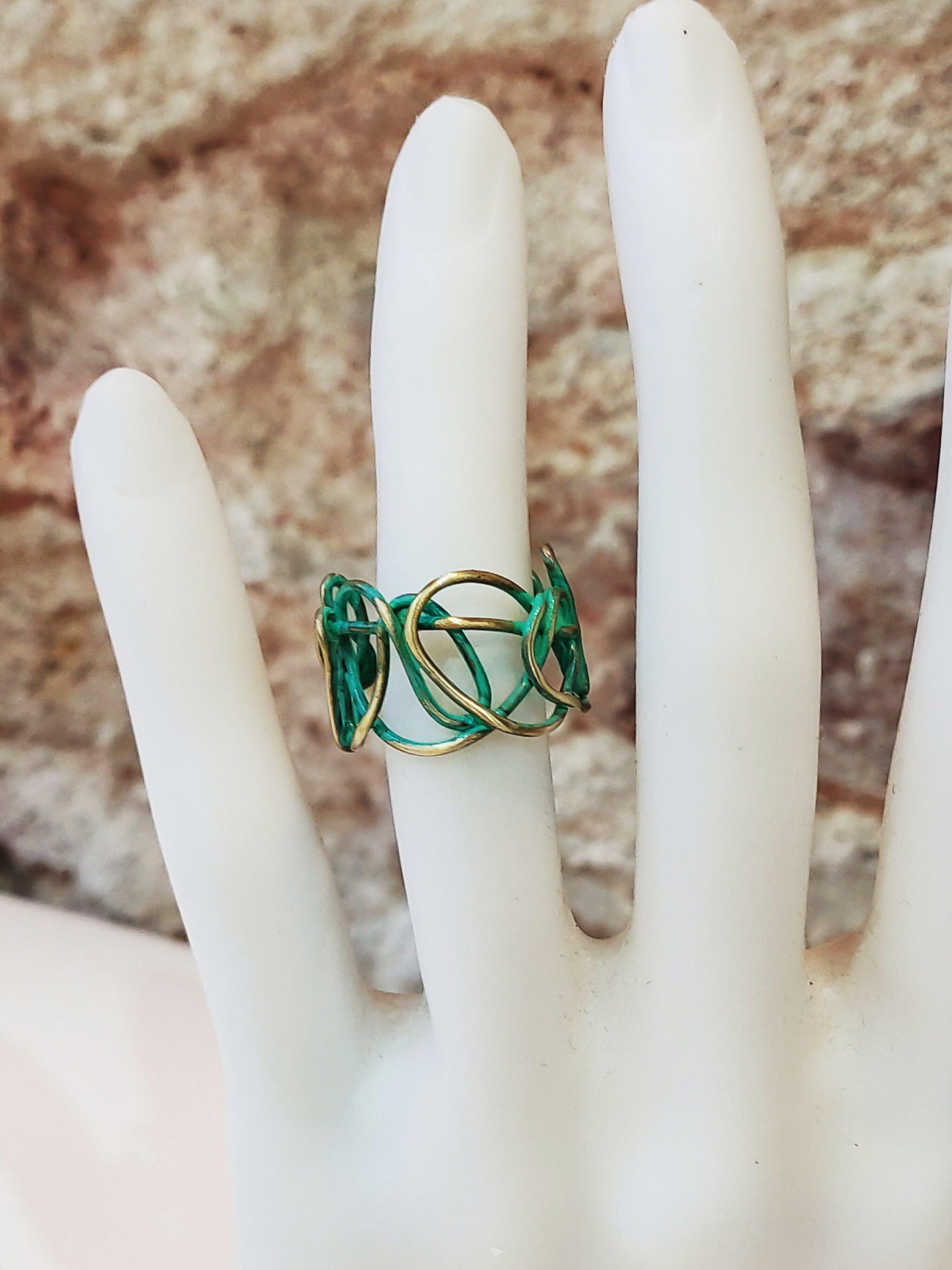 Primer plano de un anillo de bronze perteneciente a la colección Redes de Amparo Valencia