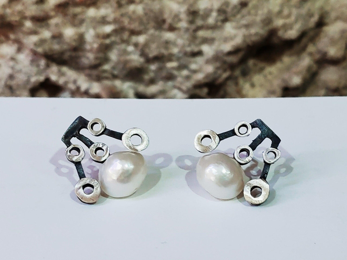 Circle earrings with pearl