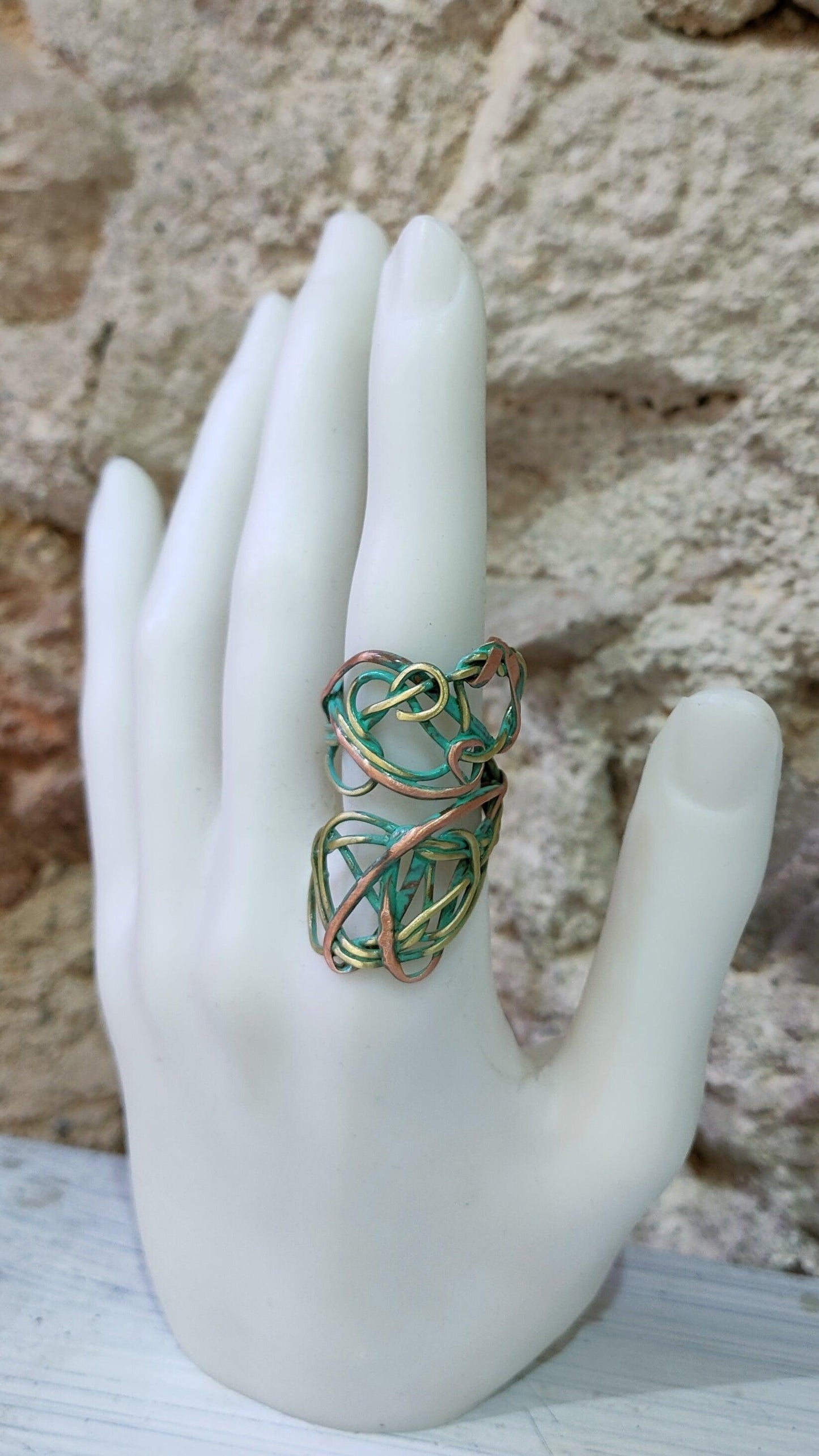 Primer plano de un anillo de bronze perteneciente a la colección Redes de Amparo Valencia