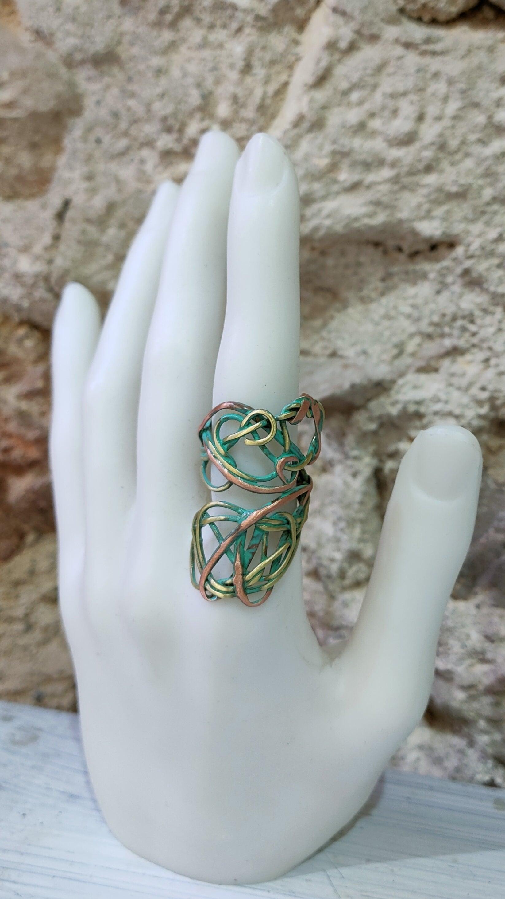 Primer plano de un anillo de bronze perteneciente a la colección Redes de Amparo Valencia