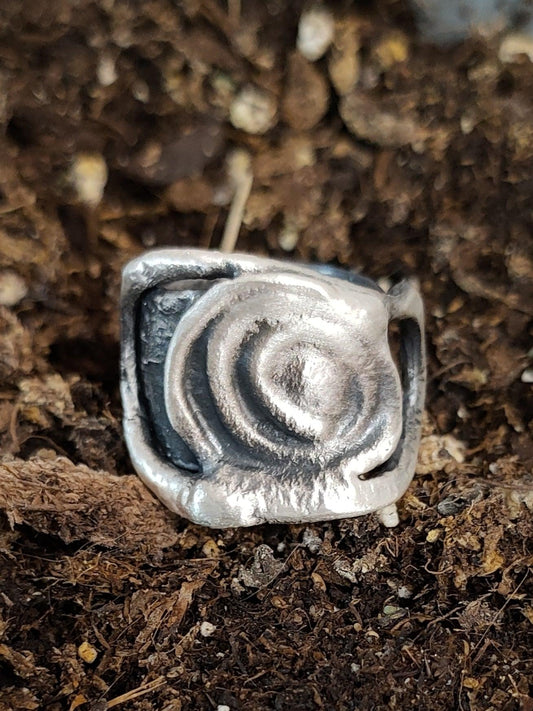 Primer plano de un anillo de plata mate perteneciente a la colección Lunar de Amparo Valencia