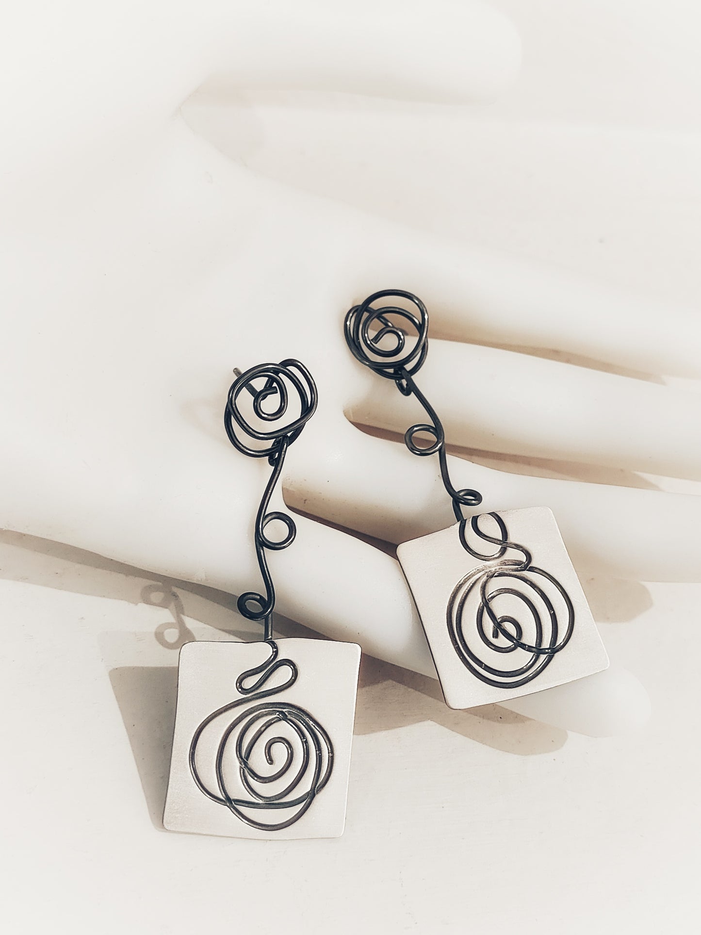 Pendientes con grabado original. Trazos - Amparo Valencia Joyas