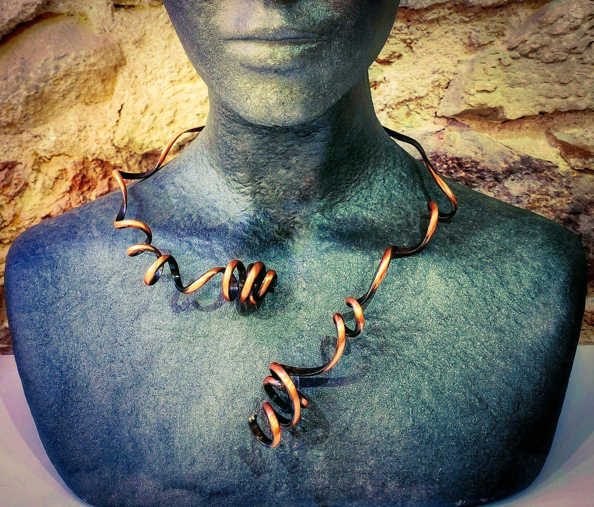 Collar de cobre rígido espiral. Hecho a mano,. Joyeria artesanal en Barcelona