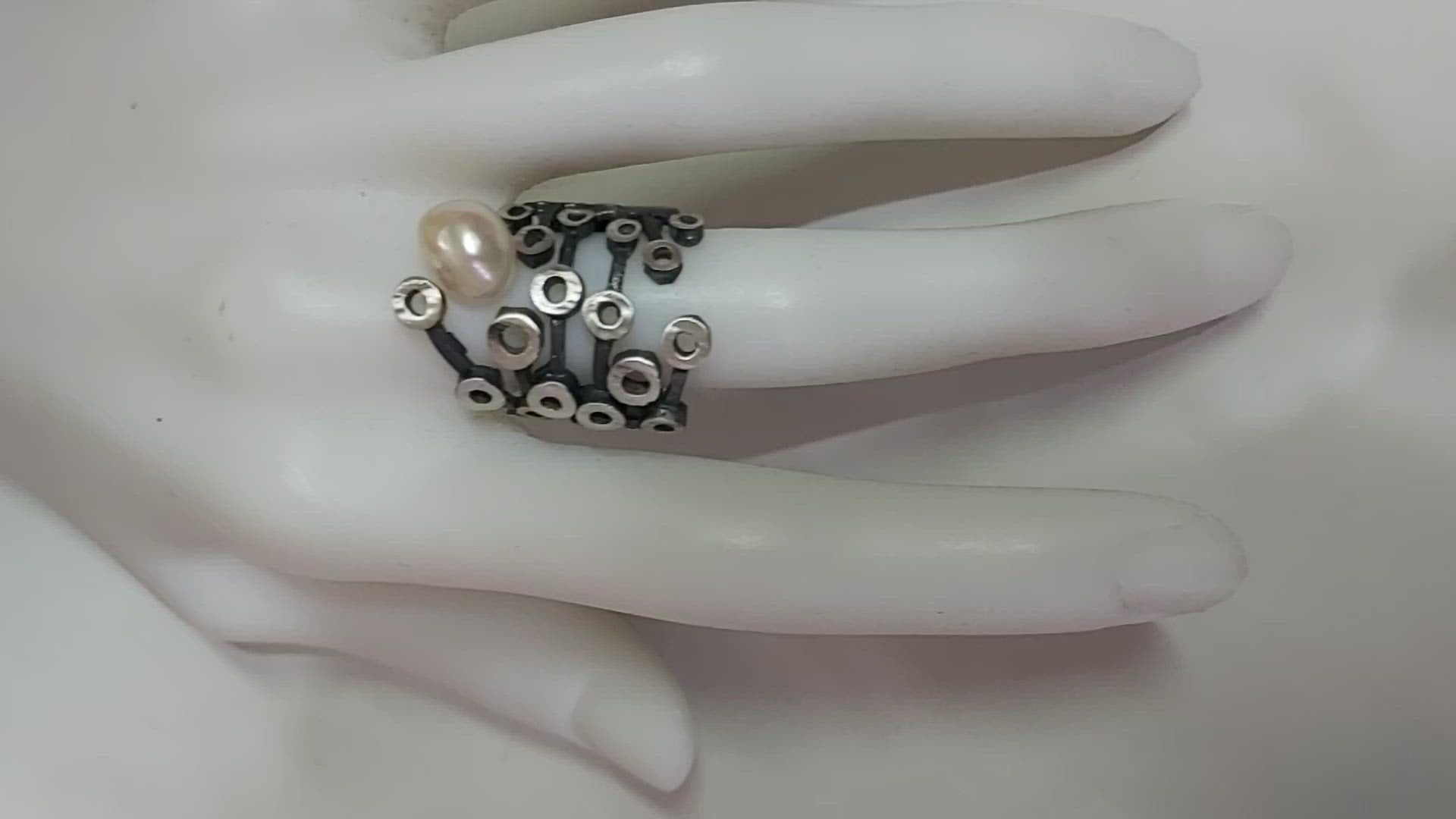 Anillo exclusivo de plata con perla cultivada, hecho a mano por Amparo Valencia. Joyería artesanal en Barcelona