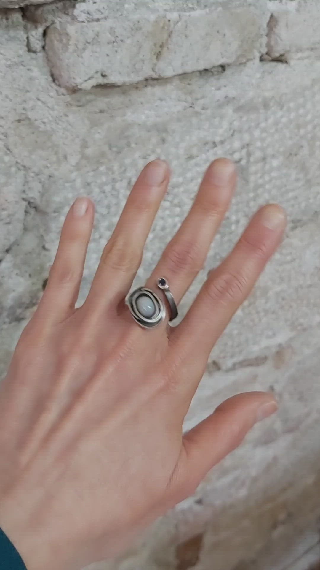 Anillo exclusivo de plata con ópalo y zafiro de la colección únicas, hecho a mano por Amparo Valencia
