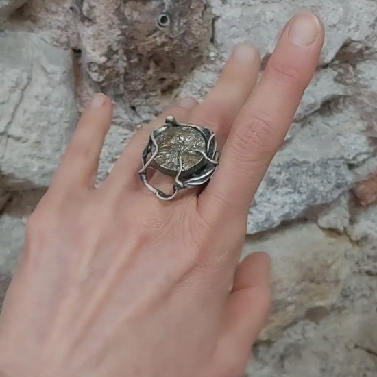 Anillo exclusivo de plata con pirita hecho a mano por Amparo Valencia. Joyería artesanal en Barcelona