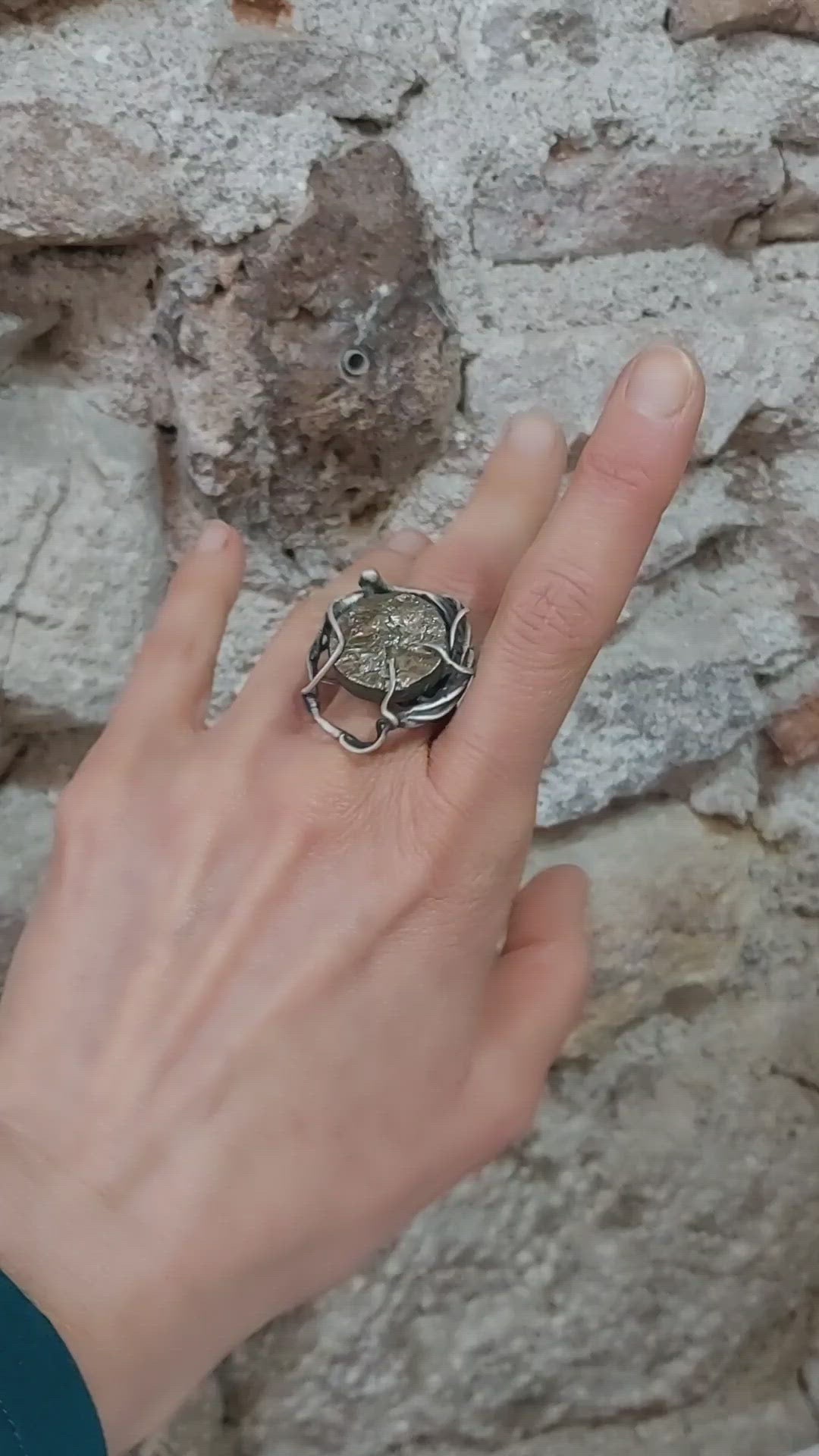 Anillo exclusivo de plata con pirita hecho a mano por Amparo Valencia. Joyería artesanal en Barcelona
